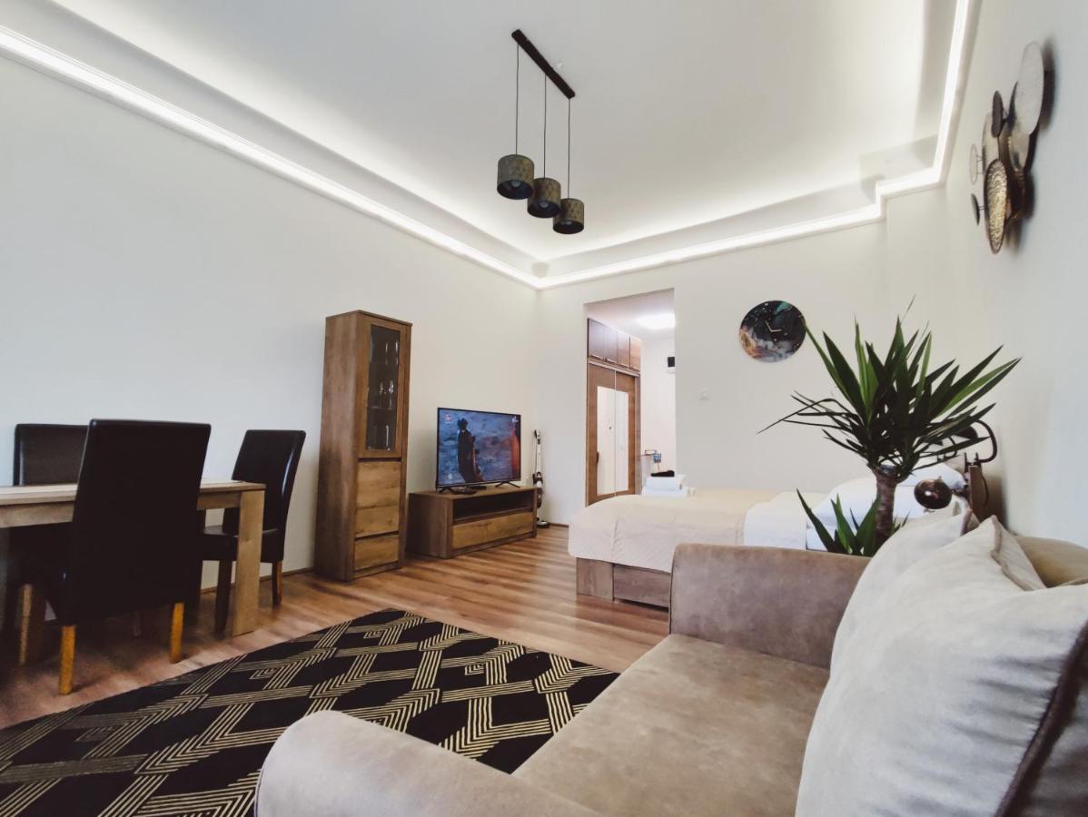 Central Palace Apartman เดเบรตเซน ภายนอก รูปภาพ