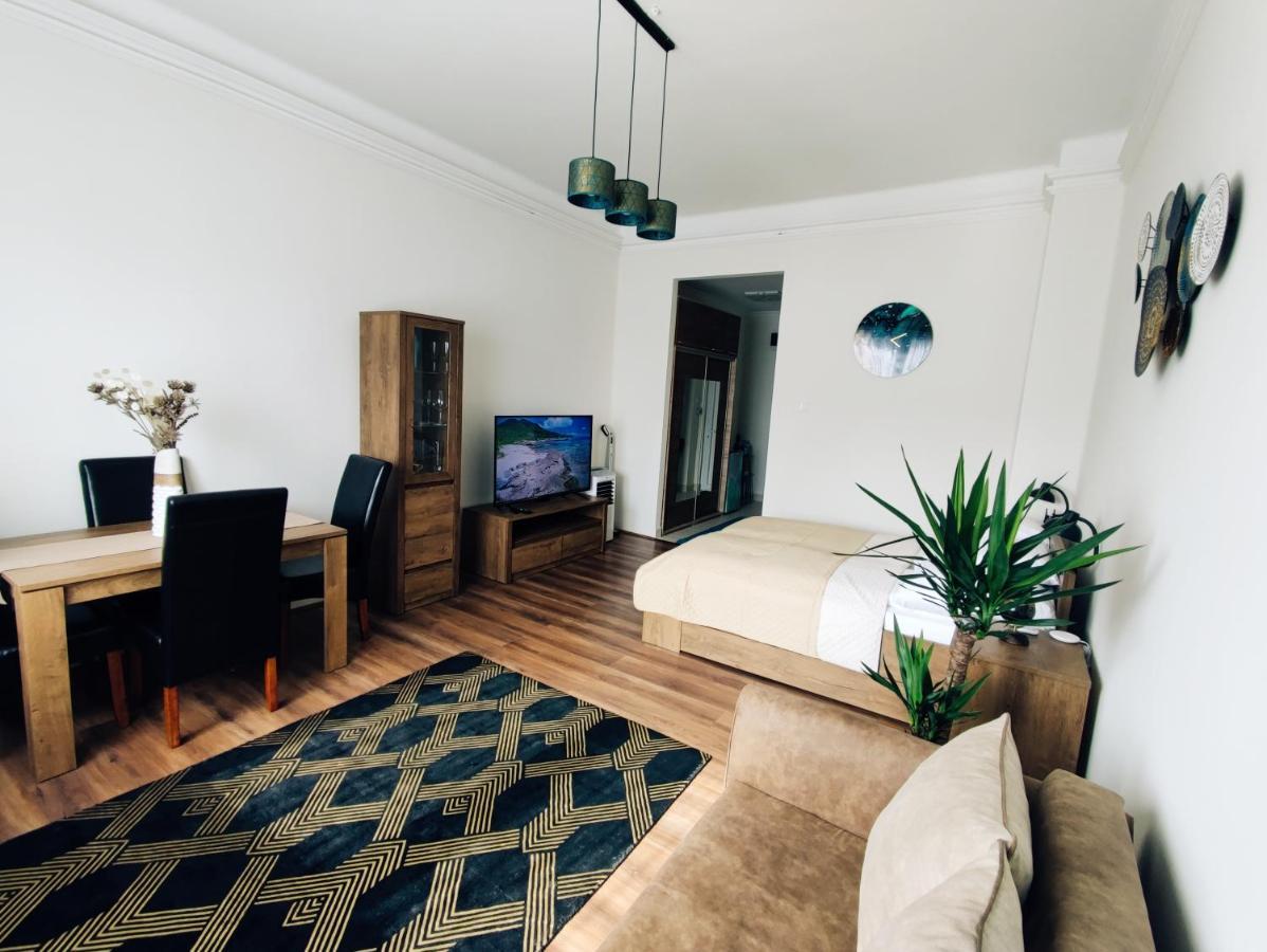 Central Palace Apartman เดเบรตเซน ภายนอก รูปภาพ
